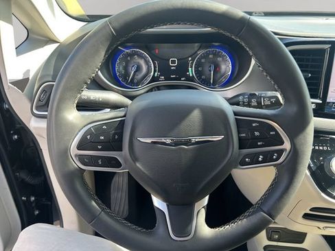Used 2023 Chrysler Pacifica Touring-L FWD image 15