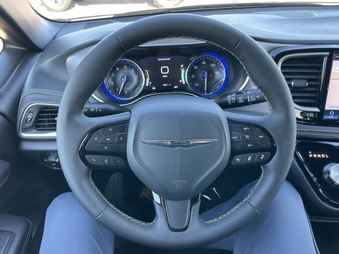 Used 2025 Chrysler Pacifica Limited image 24