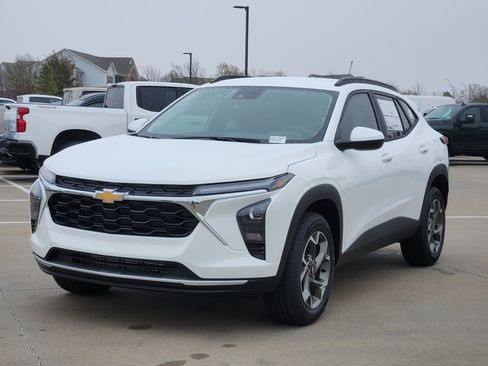 New 2026 Chevrolet Trax LT w/ Driver Confidence Package image 2