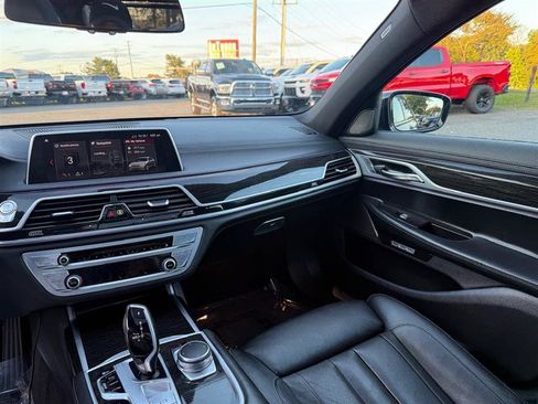 Used 2018 BMW 750i xDrive image 30