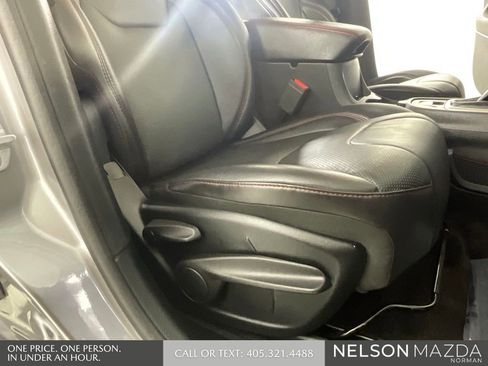 Used 2017 Jeep Cherokee Trailhawk AWD/4WD image 19