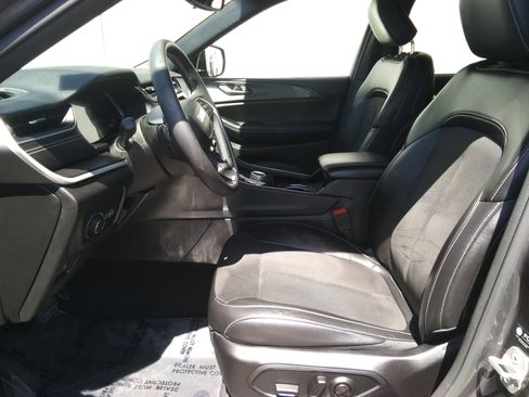 Used 2023 Jeep Grand Cherokee Altitude AWD/4WD image 11