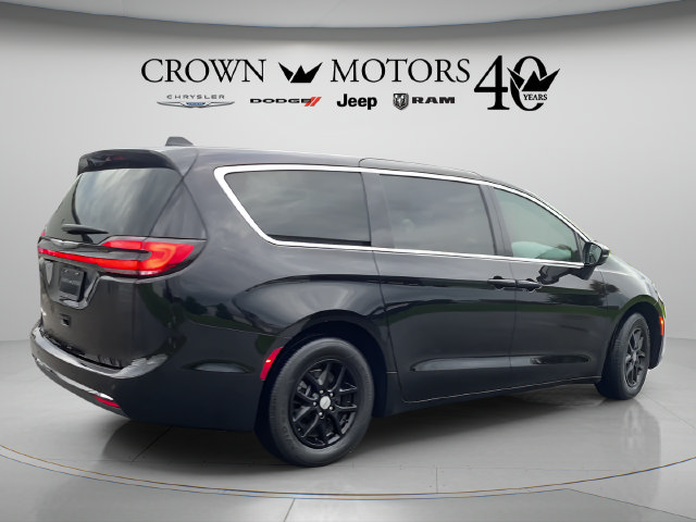 Used 2025 Chrysler Pacifica Select FWD image 5