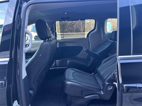 Used 2024 Chrysler Pacifica Touring-L image 12