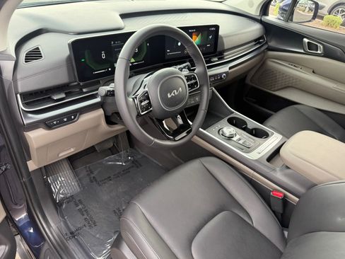Certified 2025 Kia Carnival LXS FWD image 15