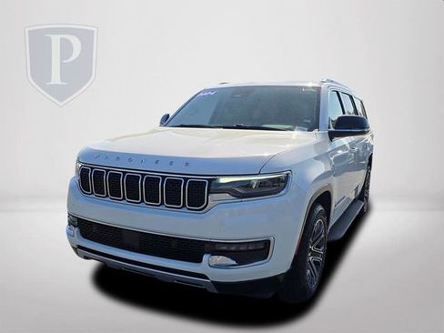 Used 2024 Jeep Wagoneer L Series II RWD image 11