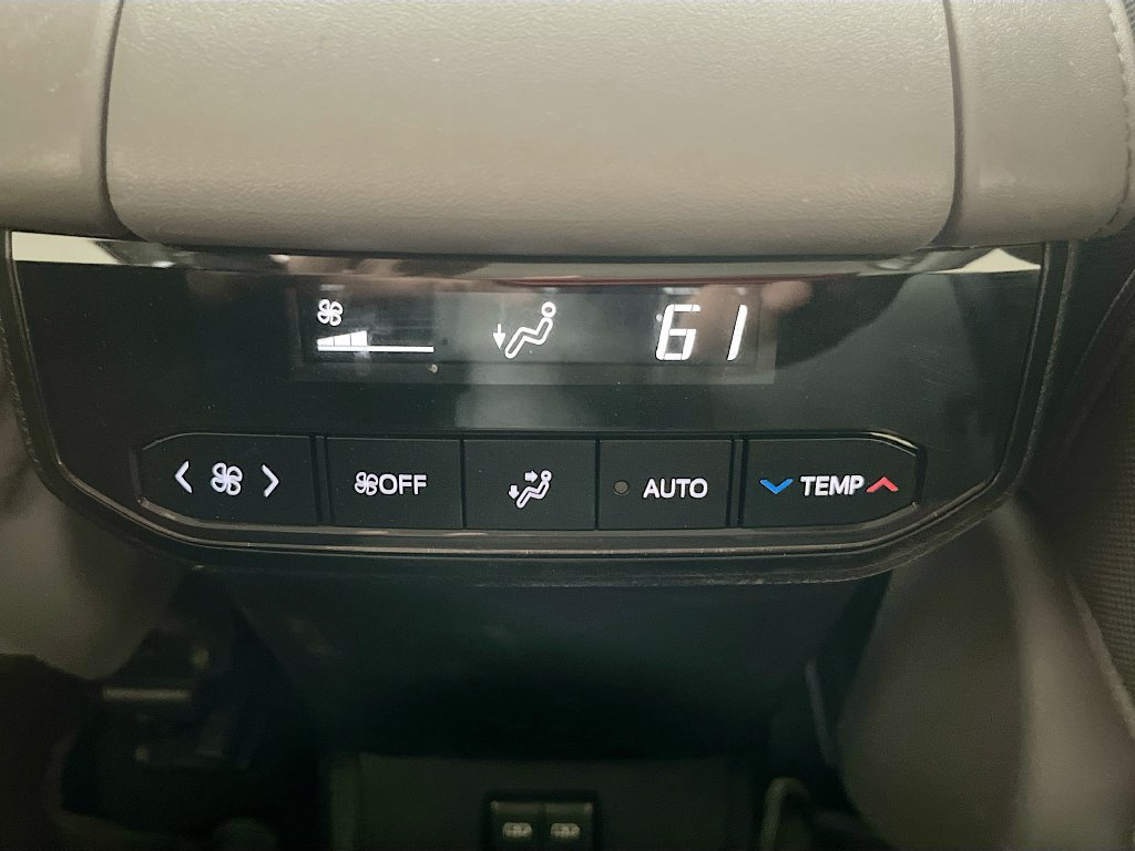 Used 2024 Toyota Highlander LE FWD image 26