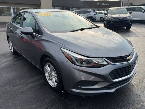 Used 2018 Chevrolet Cruze LT w/ Convenience Package FWD image 2