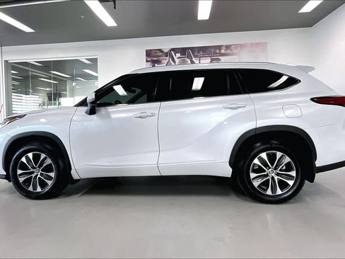 Used 2022 Toyota Highlander XLE image 3
