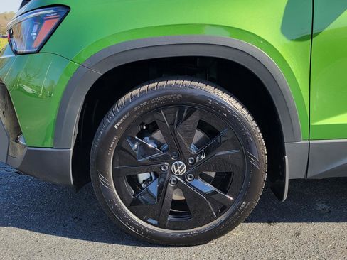 Certified 2025 Volkswagen Taos SE w/ Taos Adventure Package (SXB) FWD image 10