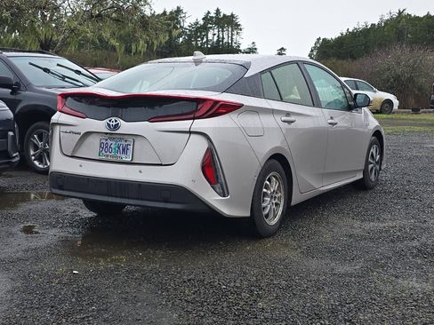 Used 2017 Toyota Prius Prime Advanced image 4