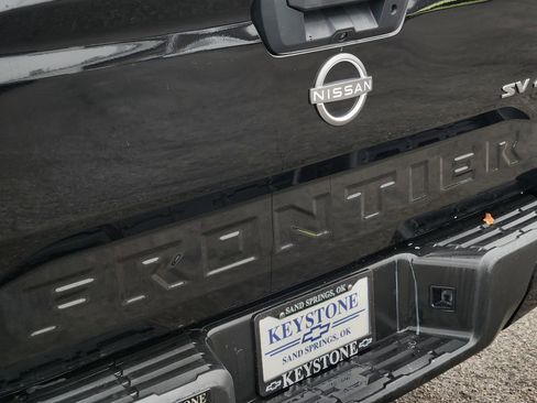 Used 2024 Nissan Frontier SV image 11