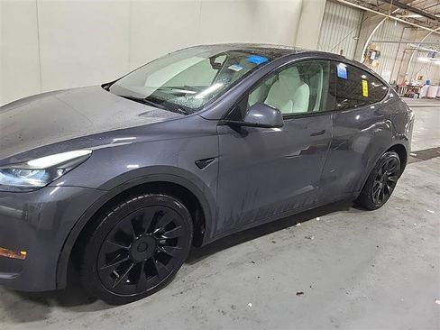 Used 2023 Tesla Model Y Long Range image 3