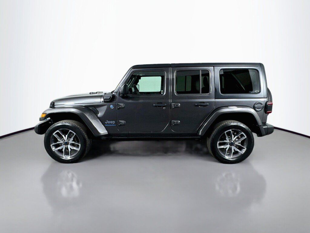 Used 2024 Jeep Wrangler Unlimited w/ Convenience Group AWD/4WD image 2
