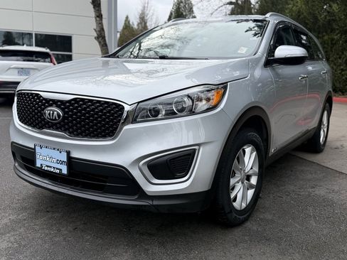 Used 2017 Kia Sorento LX image 4