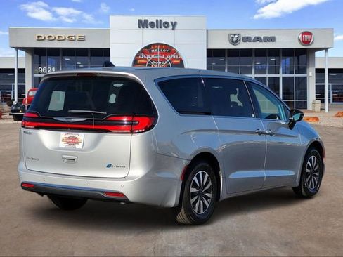 Certified 2024 Chrysler Pacifica Limited FWD image 4
