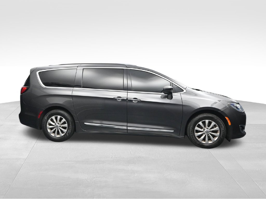 Used 2019 Chrysler Pacifica Touring-L FWD image 6