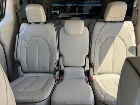 Used 2017 Chrysler Pacifica Limited w/ UConnect Theater Package FWD image 28