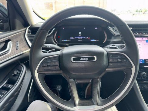 Used 2023 Jeep Grand Cherokee Limited w/ Black Appearance Package AWD/4WD image 22