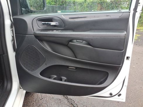 Used 2016 Dodge Grand Caravan SE FWD image 28