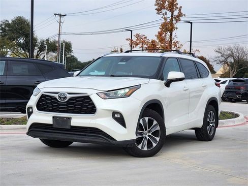 Used 2020 Toyota Highlander XLE image 2