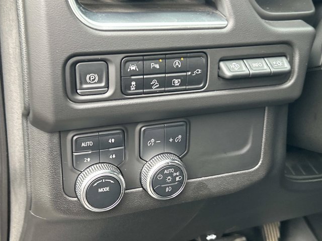 Used 2022 GMC Yukon XL AT4 w/ Technology Package AWD/4WD image 38