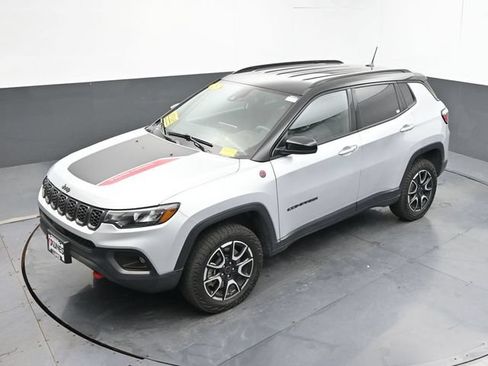 Used 2025 Jeep Compass Trailhawk AWD/4WD image 38