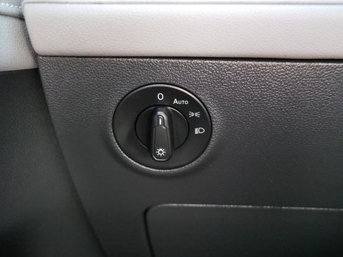 Used 2024 Volkswagen Taos SE image 27