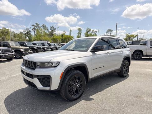 New 2026 Jeep Grand Cherokee Altitude image 7