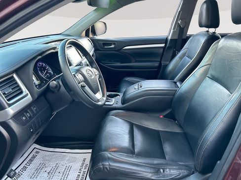 Used 2019 Toyota Highlander XLE AWD/4WD image 24