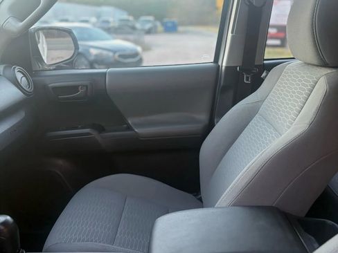 Used 2018 Toyota Tacoma SR image 14