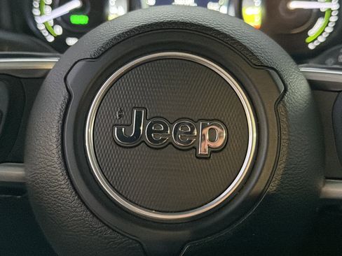 Used 2025 Jeep Wrangler Sahara image 25