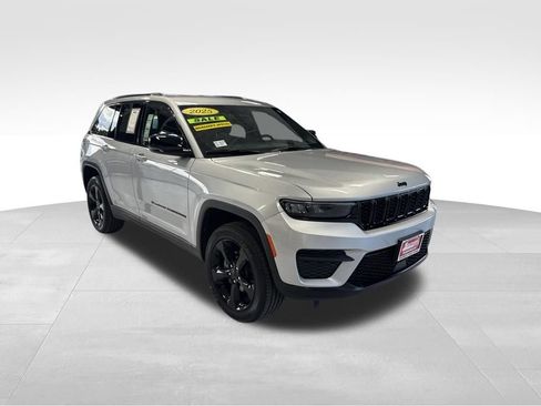 Used 2025 Jeep Grand Cherokee Altitude AWD/4WD image 8