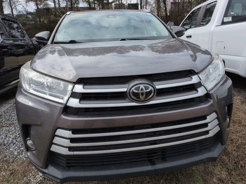 Used 2019 Toyota Highlander XLE image 2
