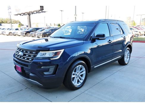 Used 2017 Ford Explorer XLT w/ Equipment Group 201A image 3