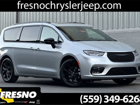 New 2026 Chrysler Pacifica Limited w/ Uconnect Theater Family Group image 1