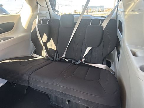 Certified 2020 Chrysler Pacifica Touring w/ Tire & Wheel Group image 21