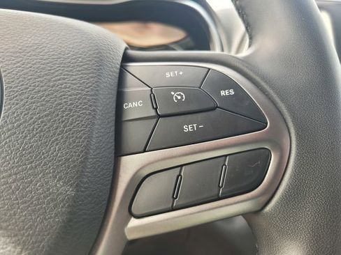 Used 2020 Jeep Cherokee Latitude Plus AWD/4WD image 27