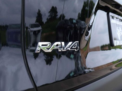 Used 2023 Toyota RAV4 XLE Premium FWD image 7
