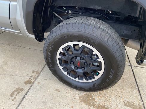 Used 2024 Toyota Tacoma TRD Off-Road image 30