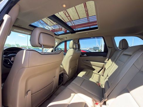 Used 2017 Jeep Grand Cherokee Overland AWD/4WD image 32