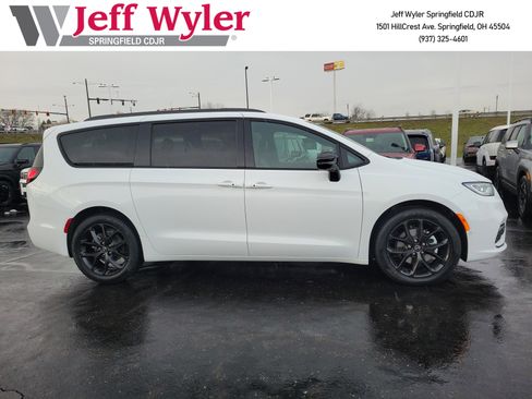 New 2026 Chrysler Pacifica Select w/ S Appearance Package FWD image 3