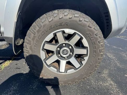 Used 2020 Toyota 4Runner TRD Off-Road AWD/4WD image 9