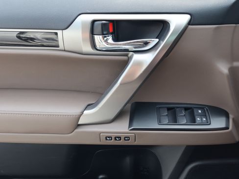 Used 2023 Lexus GX 460 Luxury w/ Accessory Package AWD/4WD image 12