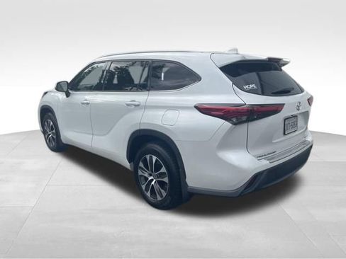 Used 2022 Toyota Highlander XLE AWD/4WD image 7