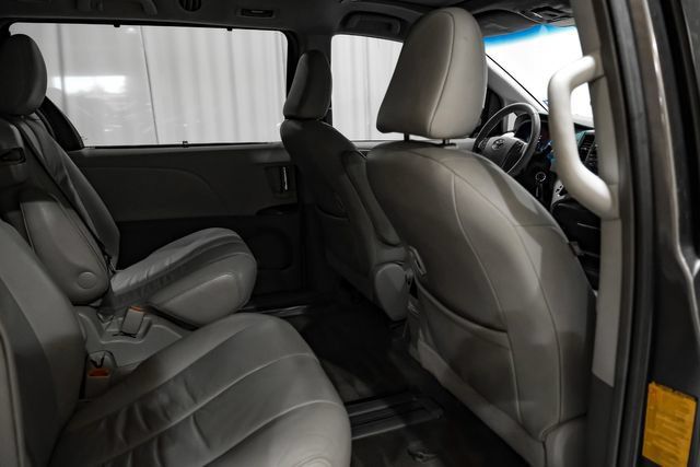 Used 2012 Toyota Sienna XLE FWD image 38