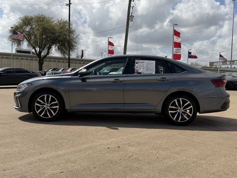 Used 2025 Volkswagen Jetta SE image 6