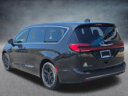 Used 2023 Chrysler Pacifica Touring-L FWD image 3