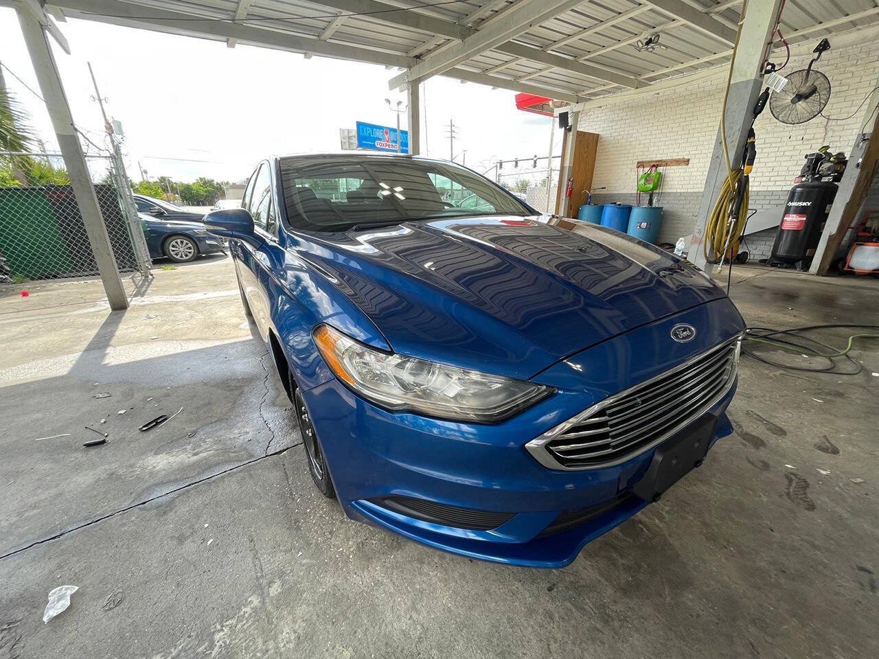Used 2017 Ford Fusion SE FWD image 2