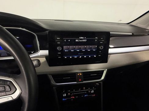 Used 2025 Volkswagen Taos SE w/ Panoramic Sunroof Package FWD image 17